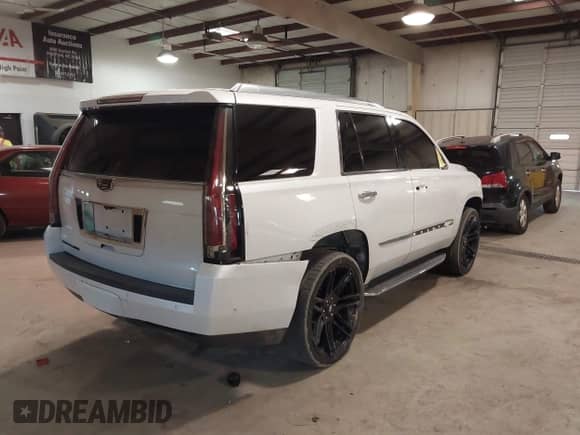 2018 Cadillac Escalade Premium Luxury z VIN 1GYS3CKJ4JR140888, wystawiony jako IAAI lot #41416277 z przebiegiem 132 944 mil mil oraz . Historia ofert i sprzedaży dostępna na DreamBid. Obrazek 4.