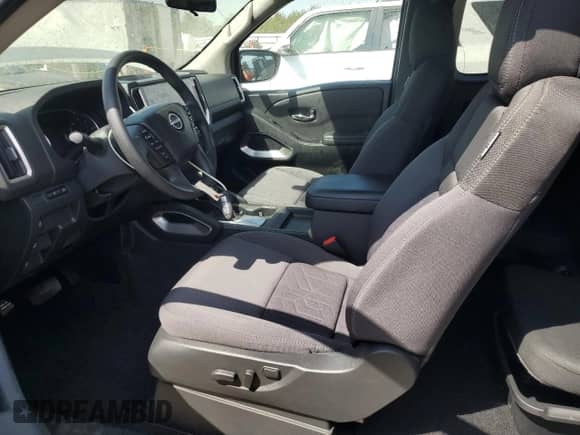 2025 Nissan Frontier S z VIN 1N6ED1CL2SN626402, wystawiony jako Copart lot #70339115 z przebiegiem 5 499 mil mil oraz Szkoda całkowita • Salvage title. Historia ofert i sprzedaży dostępna na DreamBid. Obrazek 7.