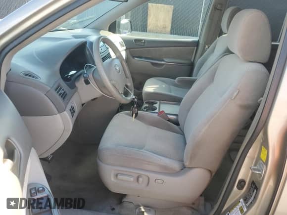 2010 Toyota Sienna CE z VIN 5TDKK4CC5AS336015, wystawiony jako Copart lot #87038765 z przebiegiem 241 385 mil mil oraz Szkoda całkowita • Salvage title. Historia ofert i sprzedaży dostępna na DreamBid. Obrazek 7.