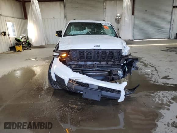 2025 Jeep Grand Cherokee Laredo X z VIN 1C4RJKAGXS8632035, wystawiony jako Copart lot #81558194 z przebiegiem Nie podano mil oraz Nie do naprawy • Non repairable. Historia ofert i sprzedaży dostępna na DreamBid. Obrazek 5.