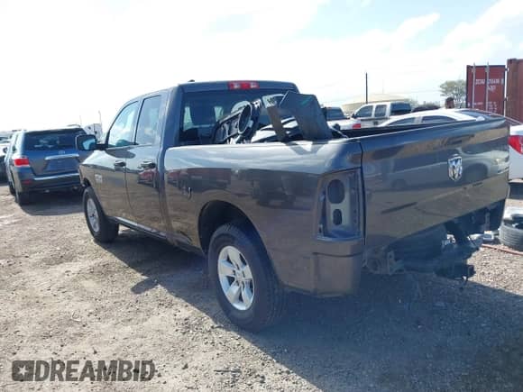 2018 Ram 1500 Tradesman z VIN 1C6RR6FG1JS341411, wystawiony jako IAAI lot #42477747 z przebiegiem 109 238 mil mil oraz . Historia ofert i sprzedaży dostępna na DreamBid. Obrazek 3.