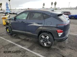 2024 Hyundai Kona SEL с VIN KM8HBCAB4RU070441, выставлен на аукционе Copart как лот 80149564 с пробегом 19 477 миль миль и Списание • Salvage title. История ставок и продаж доступна на DreamBid. Изображение 2.