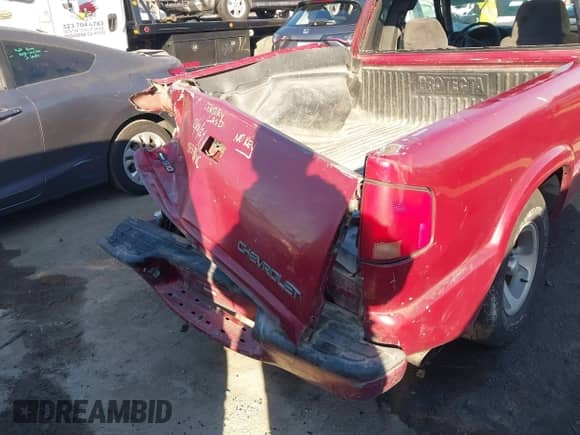 1998 Chevrolet S-10 LS with VIN 1GCCS1940W8126551, listed as a IAAI auction lot 41308000 with 191,648 mi miles and . Bid and sale history available at DreamBid. Image 19.