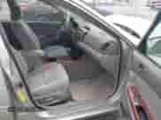 2003 Toyota Camry XLE z VIN 4T1BE30K53U680290, wystawiony jako IAAI lot #43527770 z przebiegiem 176 975 mil mil oraz . Historia ofert i sprzedaży dostępna na DreamBid. Obrazek 5.