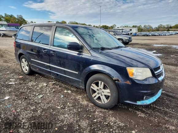 2011 Dodge Grand Caravan Crew with VIN 2D4RN5DG0BR686162, listed as a Copart auction lot 82111205 with 183,939 mi miles and Clean title. Bid and sale history available at DreamBid. Image 4.