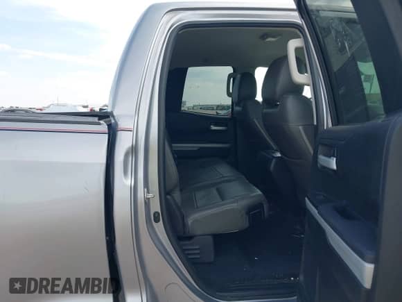 2018 Toyota Tundra SR5 z VIN 5TFRM5F14JX125410, wystawiony jako IAAI lot #43474801 z przebiegiem 177 267 mil mil oraz . Historia ofert i sprzedaży dostępna na DreamBid. Obrazek 8.