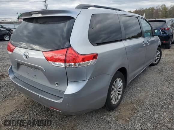 2011 Toyota Sienna XLE AAS with VIN 5TDYK3DC2BS086656, listed as a Copart auction lot 87178445 with 152,522 mi miles and Clean title. Bid and sale history available at DreamBid. Image 3.