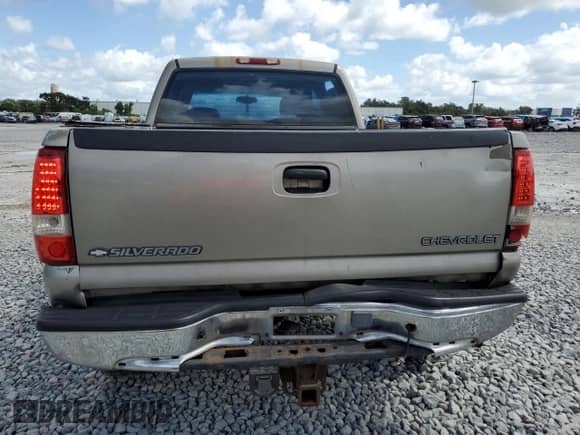 2001 Chevrolet Silverado 2500HD LS with VIN 1GCHC23U21F120613, listed as a Copart auction lot 84431235 with 307,038 mi miles and Salvage title. Bid and sale history available at DreamBid. Image 6.