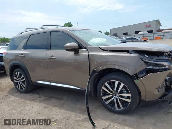 2025 Nissan Pathfinder Platinum z VIN 5N1DR3DJ6SC222809, wystawiony jako IAAI lot #42816873 z przebiegiem 622 mil mil oraz . Historia ofert i sprzedaży dostępna na DreamBid. Obrazek 14.