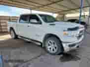 2020 Ram 1500 Lone Star z VIN 1C6SRFFT9LN350518, wystawiony jako Copart lot #80907055 z przebiegiem 77 428 mil mil oraz Czysty tytuł • Clean title. Historia ofert i sprzedaży dostępna na DreamBid. Obrazek 4.
