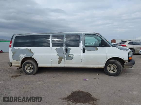 2008 Chevrolet Express Passenger z VIN 1GAHG39K881142695, wystawiony jako IAAI lot #41257254 z przebiegiem 261 076 mil mil oraz . Historia ofert i sprzedaży dostępna na DreamBid. Obrazek 13.