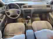 1998 Toyota Camry LE z VIN 4T1BG22K1WU211557, wystawiony jako Copart lot #84395745 z przebiegiem 88 164 mil mil oraz Czysty tytuł • Clean title. Historia ofert i sprzedaży dostępna na DreamBid. Obrazek 8.