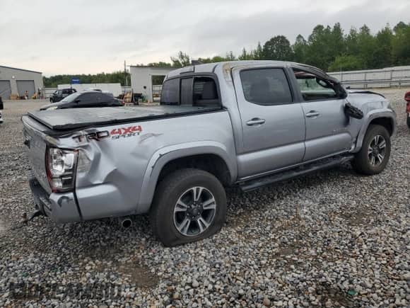 2016 Toyota Tacoma TRD Sport z VIN 5TFCZ5AN4GX030162, wystawiony jako Copart lot #81740355 z przebiegiem 90 252 mil mil oraz Szkoda całkowita • Salvage title. Historia ofert i sprzedaży dostępna na DreamBid. Obrazek 3.