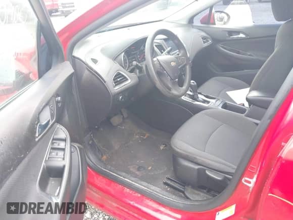 2019 Chevrolet Cruze z VIN 1G1BJ5SM8K7101860, wystawiony jako IAAI lot #42294257 z przebiegiem 120 504 mil mil oraz . Historia ofert i sprzedaży dostępna na DreamBid. Obrazek 5.