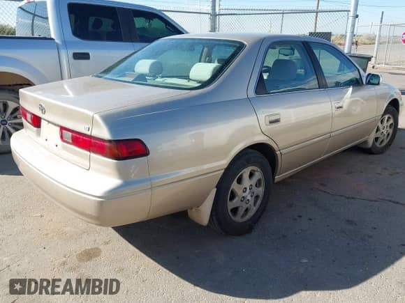 1999 Toyota Camry LE z VIN JT2BF28K7X0215290, wystawiony jako IAAI lot #43498604 z przebiegiem 166 636 mil mil oraz . Historia ofert i sprzedaży dostępna na DreamBid. Obrazek 4.