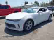 2018 Chevrolet Camaro 1LS z VIN 1G1FA1RX1J0183352, wystawiony jako IAAI lot #42500318 z przebiegiem 105 151 mil mil oraz . Historia ofert i sprzedaży dostępna na DreamBid. Obrazek 2.