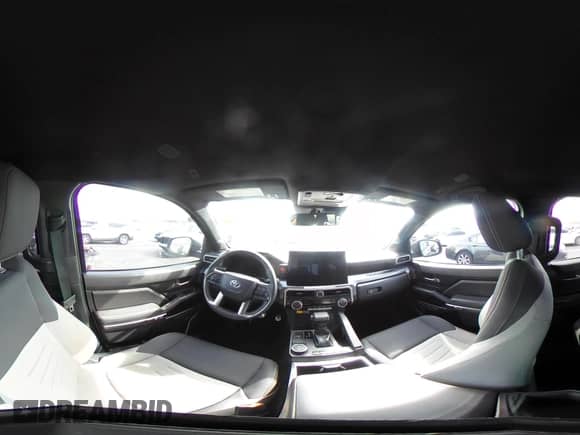 2024 Toyota Tacoma SR5 z VIN 3TYKB5FN6RT007410, wystawiony jako IAAI lot #43205199 z przebiegiem 26 768 mil mil oraz . Historia ofert i sprzedaży dostępna na DreamBid. Obrazek 19.