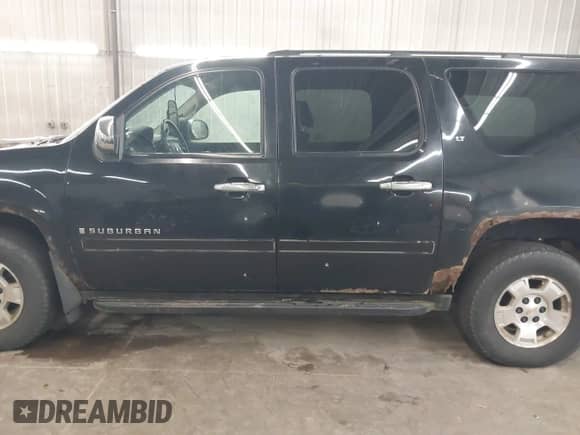 2008 Chevrolet Suburban 2LT с VIN 1GNFK16348J103883, выставлен на аукционе IAAI как лот 42593866 с пробегом 272 026 миль миль и . История ставок и продаж доступна на DreamBid. Изображение 15.