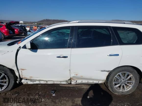 2016 Nissan Pathfinder Platinum z VIN 5N1AR2MM8GC614835, wystawiony jako IAAI lot #41246654 z przebiegiem 186 892 mil mil oraz . Historia ofert i sprzedaży dostępna na DreamBid. Obrazek 14.