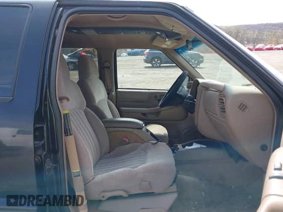 2000 Chevrolet Blazer LT с VIN 1GNDT13W8Y2381912, выставлен на аукционе IAAI как лот 42083991 с пробегом 69 983 миль миль и . История ставок и продаж доступна на DreamBid. Изображение 5.