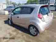 2013 Chevrolet Spark LS z VIN KL8CB6S93DC583599, wystawiony jako IAAI lot #43396778 z przebiegiem 101 563 mil mil oraz . Historia ofert i sprzedaży dostępna na DreamBid. Obrazek 3.