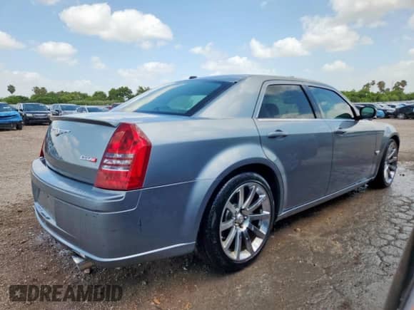 2006 Chrysler 300 C SRT-8 z VIN 2C3LA73W36H377854, wystawiony jako Copart lot #61070615 z przebiegiem 260 778 mil mil oraz Czysty tytuł • Clean title. Historia ofert i sprzedaży dostępna na DreamBid. Obrazek 3.