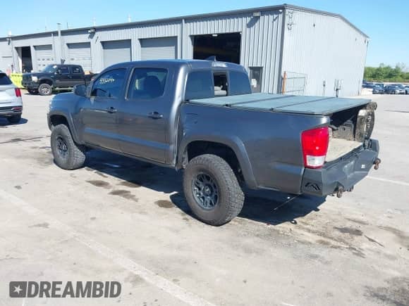 2017 Toyota Tacoma SR5 z VIN 3TMCZ5AN9HM105459, wystawiony jako IAAI lot #43321840 z przebiegiem 220 881 mil mil oraz . Historia ofert i sprzedaży dostępna na DreamBid. Obrazek 3.
