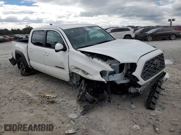 2022 Toyota Tacoma TRD Off Road with VIN 3TYCZ5AN4NT099666, listed as a Copart auction lot 85094295 with 45,880 mi miles and Salvage title. Bid and sale history available at DreamBid. Image 4.