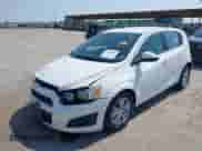 2016 Chevrolet Sonic LS с VIN 1G1JA6SH1G4112485, выставлен на аукционе IAAI как лот 40074350 с пробегом 139 496 миль миль и . История ставок и продаж доступна на DreamBid. Изображение 2.