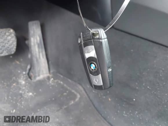 2009 BMW 3 Series 328i xDrive с VIN WBAWV53509P080241, выставлен на аукционе IAAI как лот 42176290 с пробегом 129 567 миль миль и . История ставок и продаж доступна на DreamBid. Изображение 11.