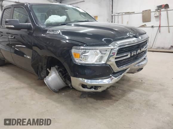 2020 Ram 1500 Big Horn z VIN 1C6SRFBT6LN142263, wystawiony jako IAAI lot #42992728 z przebiegiem 94 208 mil mil oraz . Historia ofert i sprzedaży dostępna na DreamBid. Obrazek 6.