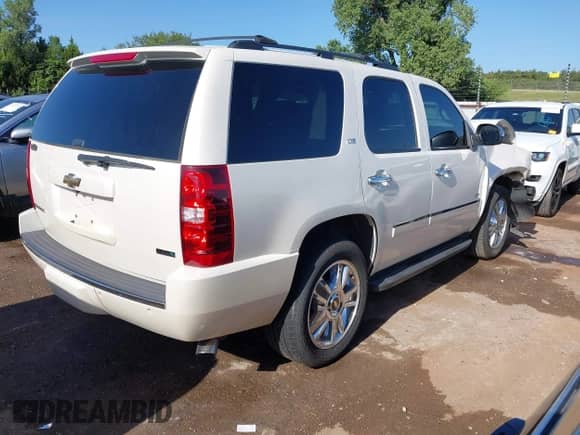2010 Chevrolet Tahoe LTZ z VIN 1GNUCCE04AR277838, wystawiony jako IAAI lot #42854131 z przebiegiem 161 680 mil mil oraz . Historia ofert i sprzedaży dostępna na DreamBid. Obrazek 4.