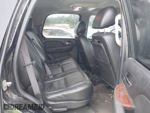 2011 Chevrolet Tahoe LTZ z VIN 1GNSCCE00BR206838, wystawiony jako IAAI lot #42854734 z przebiegiem 266 312 mil mil oraz . Historia ofert i sprzedaży dostępna na DreamBid. Obrazek 8.