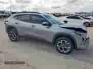 2024 Chevrolet Trax LT z VIN KL77LHE2XRC070323, wystawiony jako Copart lot #68197995 z przebiegiem 50 668 mil mil oraz Szkoda całkowita • Salvage title. Historia ofert i sprzedaży dostępna na DreamBid. Obrazek 4.