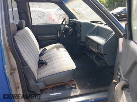 1993 Dodge Dakota S z VIN 1B7GL26X1PS140546, wystawiony jako IAAI lot #42142391 z przebiegiem 171 634 mil mil oraz . Historia ofert i sprzedaży dostępna na DreamBid. Obrazek 5.
