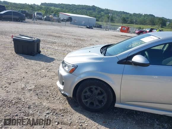 2019 Chevrolet Sonic LT z VIN 1G1JD5SB4K4120912, wystawiony jako IAAI lot #42698198 z przebiegiem 177 595 mil mil oraz . Historia ofert i sprzedaży dostępna na DreamBid. Obrazek 6.