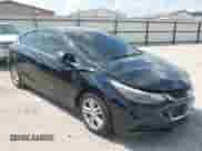 2017 Chevrolet Cruze LT z VIN 3G1BE6SM4HS555625, wystawiony jako IAAI lot #43349157 z przebiegiem 138 113 mil mil oraz . Historia ofert i sprzedaży dostępna na DreamBid. Obrazek 1.