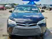 2017 Toyota Camry XLE z VIN 4T1BF1FK6HU769821, wystawiony jako Copart lot #69272995 z przebiegiem 121 113 mil mil oraz Czysty tytuł • Clean title. Historia ofert i sprzedaży dostępna na DreamBid. Obrazek 5.