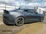 2017 Chevrolet Camaro 2LT z VIN 1G1FD1RX0H0155351, wystawiony jako Copart lot #47724365 z przebiegiem 141 874 mil mil oraz Szkoda całkowita • Salvage title. Historia ofert i sprzedaży dostępna na DreamBid. Obrazek 3.