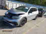 2022 Volkswagen Tiguan SE R-Line Black с VIN 3VV8B7AX0NM015055, выставлен на аукционе IAAI как лот 43229006 с пробегом 26 141 миль миль и . История ставок и продаж доступна на DreamBid. Изображение 2.