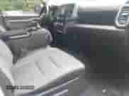 2020 Ram 1500 Big Horn z VIN 1C6SRFFT1LN165282, wystawiony jako IAAI lot #43081456 z przebiegiem 91 982 mil mil oraz . Historia ofert i sprzedaży dostępna na DreamBid. Obrazek 5.