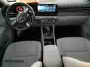 2024 Hyundai Kona SEL z VIN KM8HBCAB9RU146803, wystawiony jako Copart lot #81850764 z przebiegiem 19 927 mil mil oraz Czysty tytuł • Clean title. Historia ofert i sprzedaży dostępna na DreamBid. Obrazek 8.