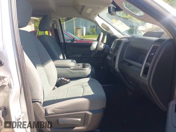 2018 Ram 1500 Express z VIN 1C6RR6KG3JS127364, wystawiony jako IAAI lot #42155071 z przebiegiem 123 293 mil mil oraz . Historia ofert i sprzedaży dostępna na DreamBid. Obrazek 5.