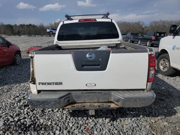 2005 Nissan Frontier SE z VIN 1N6AD07W55C417300, wystawiony jako Copart lot #48338435 z przebiegiem 212 189 mil mil oraz Szkoda całkowita • Salvage title. Historia ofert i sprzedaży dostępna na DreamBid. Obrazek 6.