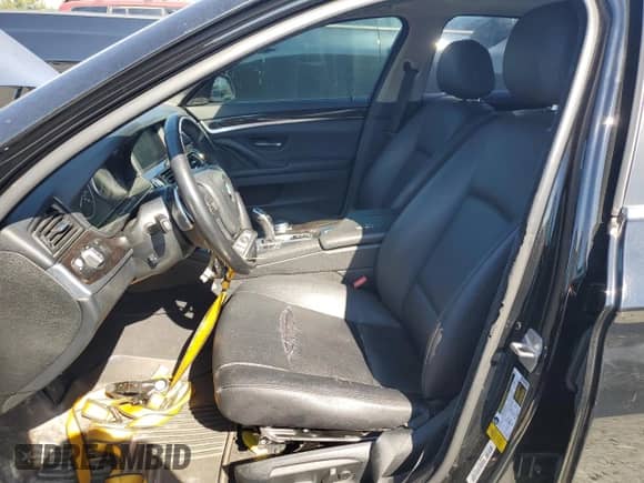 2016 BMW 5 Series 528i z VIN WBA5A5C59GG352662, wystawiony jako Copart lot #80521305 z przebiegiem 107 737 mil mil oraz Czysty tytuł • Clean title. Historia ofert i sprzedaży dostępna na DreamBid. Obrazek 7.