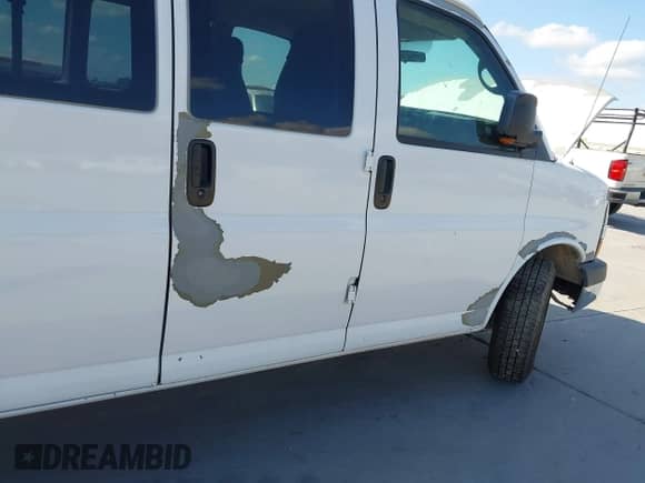 2008 Chevrolet Express Passenger с VIN 1GAHG39K281180455, выставлен на аукционе IAAI как лот 42869133 с пробегом 454 131 миль миль и . История ставок и продаж доступна на DreamBid. Изображение 17.