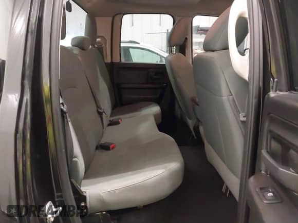 2019 Ram 1500 Express z VIN 1C6RR7FG4KS537902, wystawiony jako IAAI lot #42008200 z przebiegiem 85 438 mil mil oraz . Historia ofert i sprzedaży dostępna na DreamBid. Obrazek 8.