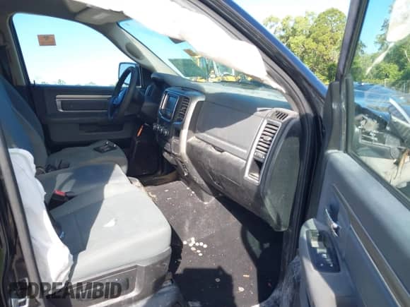 2019 Ram 1500 Big Horn z VIN 1C6RR7TT2KS606314, wystawiony jako IAAI lot #43346816 z przebiegiem 139 861 mil mil oraz . Historia ofert i sprzedaży dostępna na DreamBid. Obrazek 5.