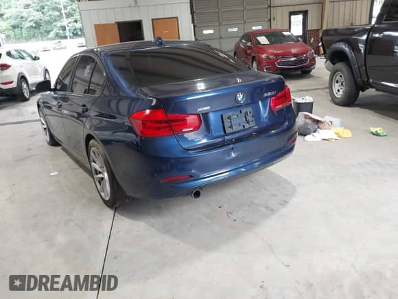 2018 BMW 3 Series 320i xDrive z VIN WBA8A3C57JA499543, wystawiony jako IAAI lot #43032701 z przebiegiem 221 751 mil mil oraz . Historia ofert i sprzedaży dostępna na DreamBid. Obrazek 3.