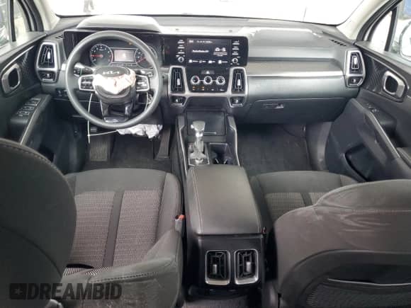 2023 Kia Sorento LX z VIN 5XYRG4LC7PG176354, wystawiony jako Copart lot #65043975 z przebiegiem 60 922 mil mil oraz Nie do naprawy • Non repairable. Historia ofert i sprzedaży dostępna na DreamBid. Obrazek 8.